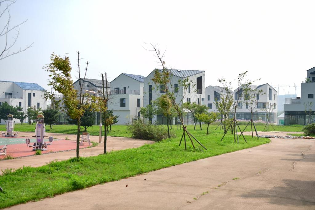 einen Park mit Spielplatz vor den Häusern in der Unterkunft La vie est Belle in Incheon