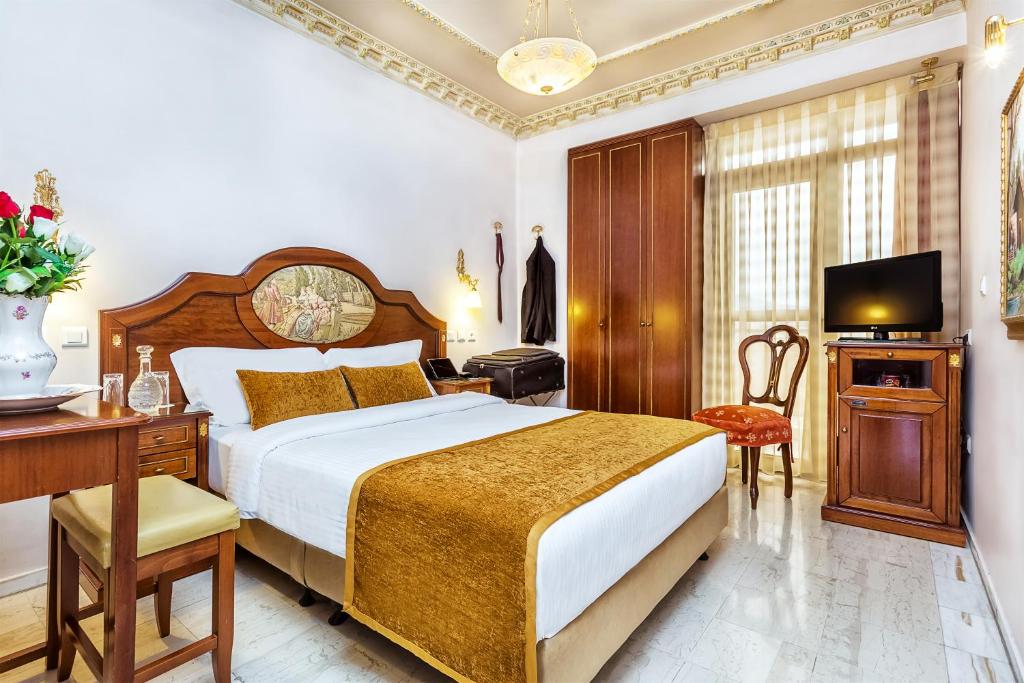 TV a/nebo společenská místnost v ubytování Imperial Palace Classical Hotel Thessaloniki