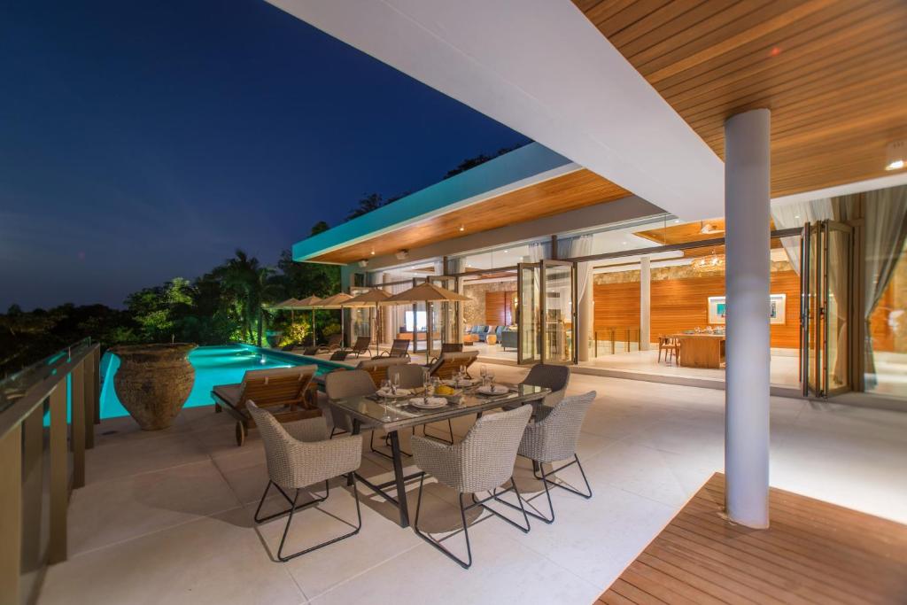 Bazén v ubytování Villa Skyfall Thailand Phuket nebo v jeho okolí
