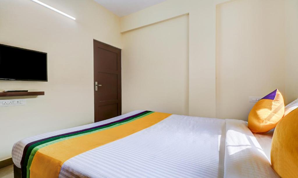 Postel nebo postele na pokoji v ubytování Itsy Hotels Rain Tulsi Stayz, Palarivattom Junction