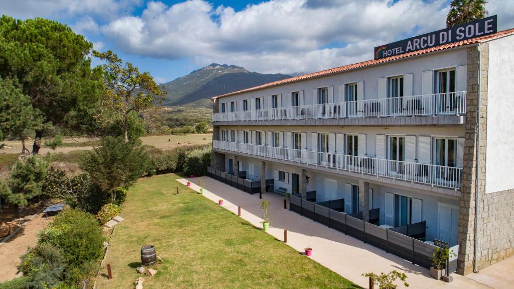 Nespecifikovaný výhled na hory nebo výhled na hory při pohledu z hotelu
