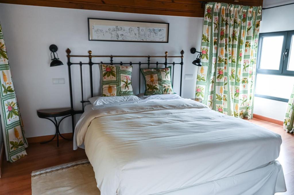 A bed or beds in a room at La Tronera del Bierzo Restaurante-Hotel