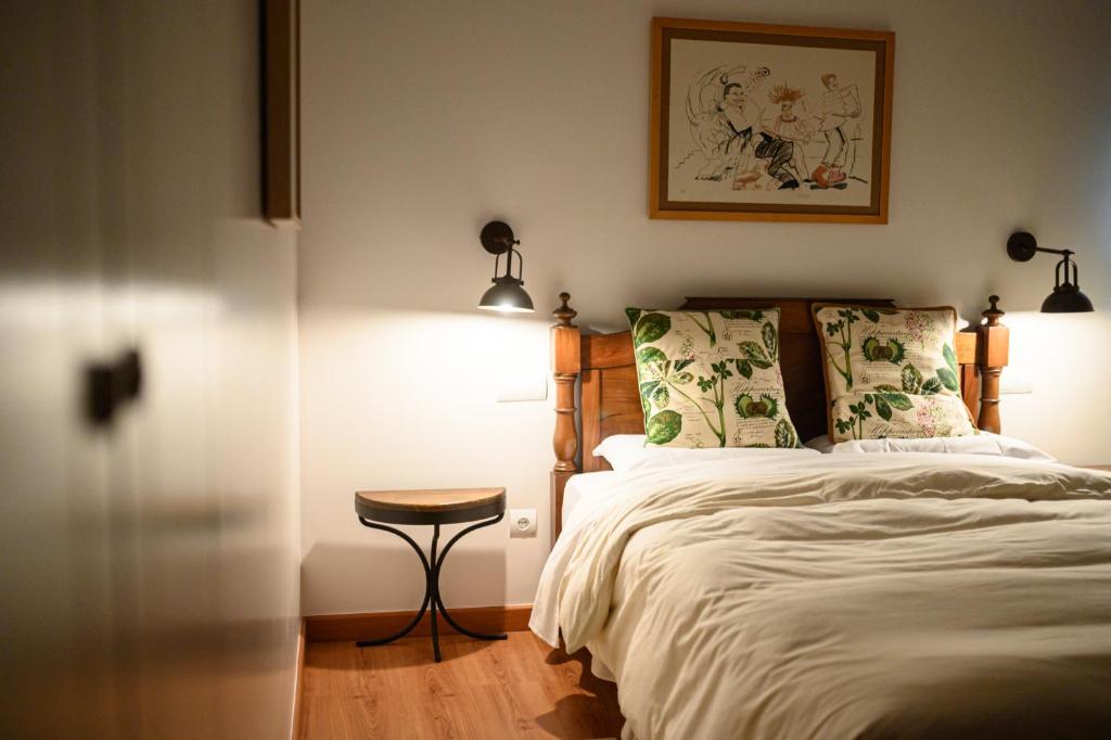 A bed or beds in a room at La Tronera del Bierzo Restaurante-Hotel