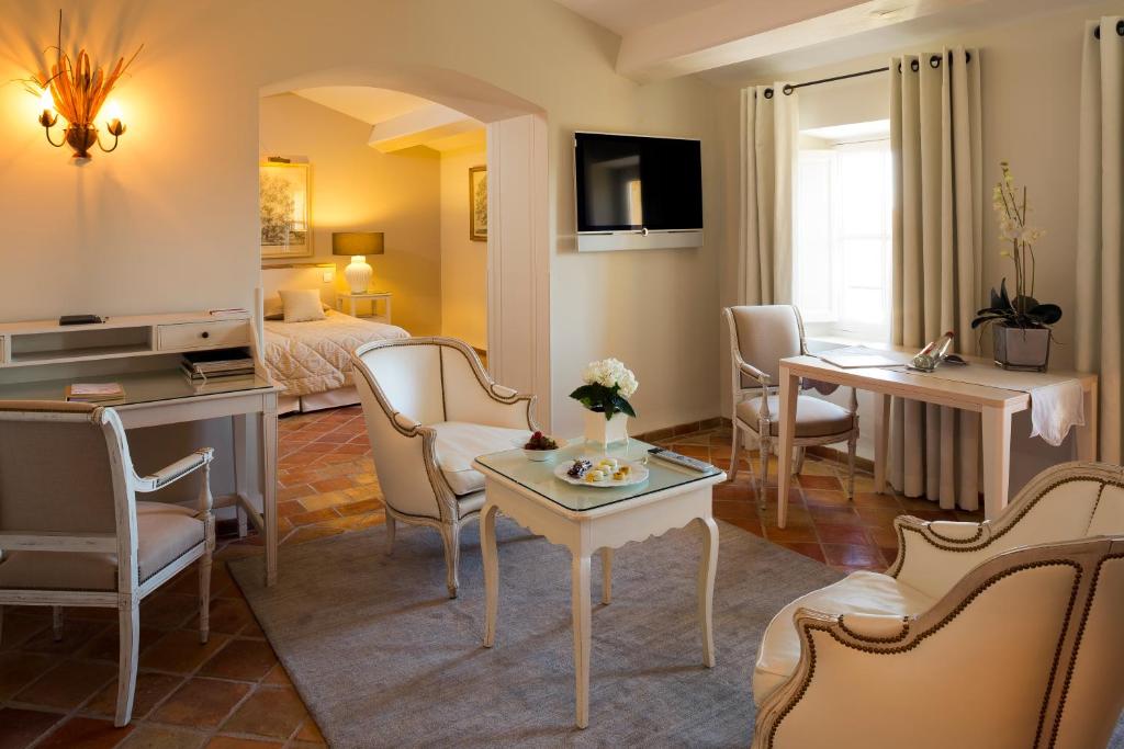 TV a/nebo společenská místnost v ubytování Bastide Saint Antoine - Relais & Châteaux