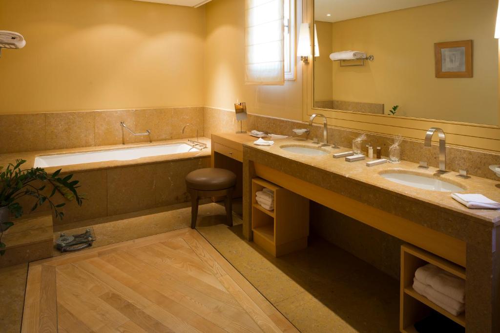 Koupelna v ubytování Bastide Saint Antoine - Relais & Châteaux