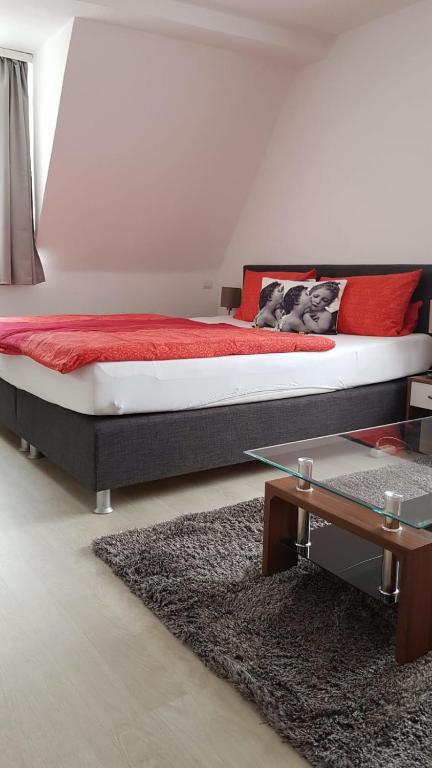 Postel nebo postele na pokoji v ubytování Hotel-Pension Adler Untertürkheim