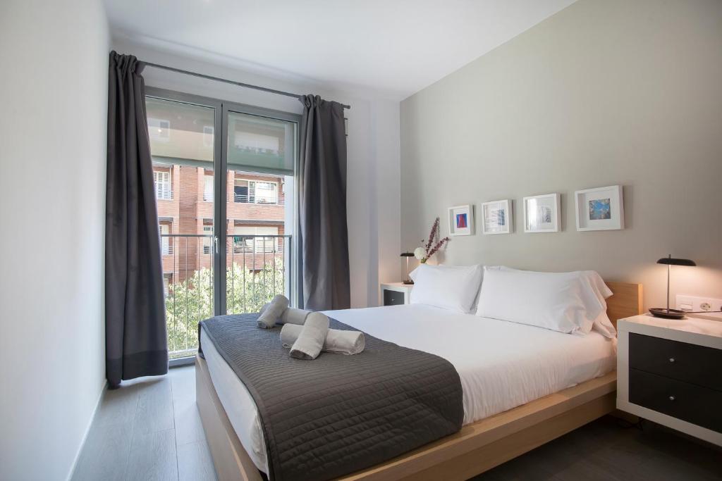 A bed or beds in a room at BBarcelona Gaudí Flats