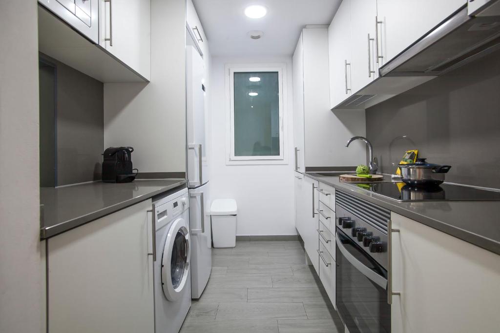 A kitchen or kitchenette at BBarcelona Gaudí Flats