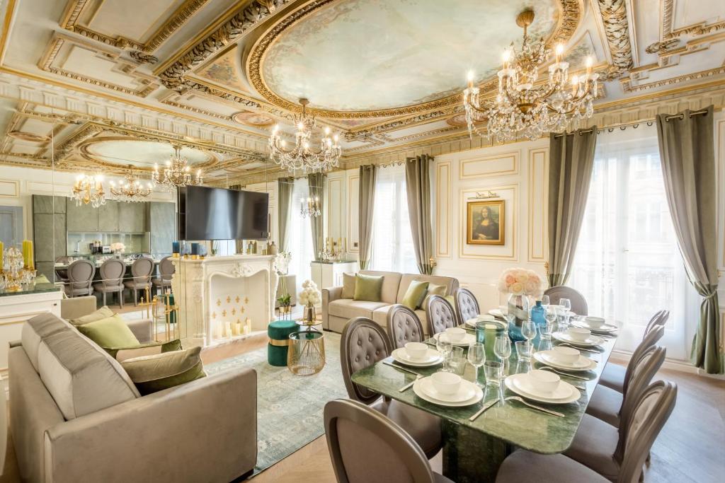 comedor con mesa y sillas y sala de estar en Heritage 3 bedroom 3 bathroom Palace Apartment - AC, en París