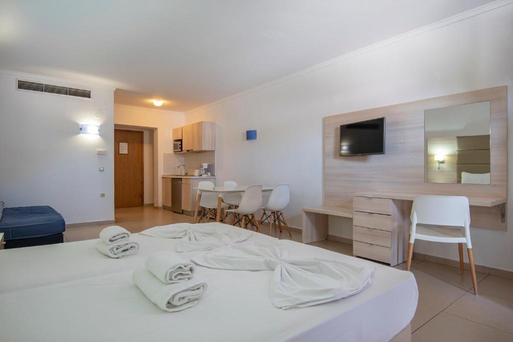 TV a/nebo společenská místnost v ubytování Aegean Blu Hotel & Apartments