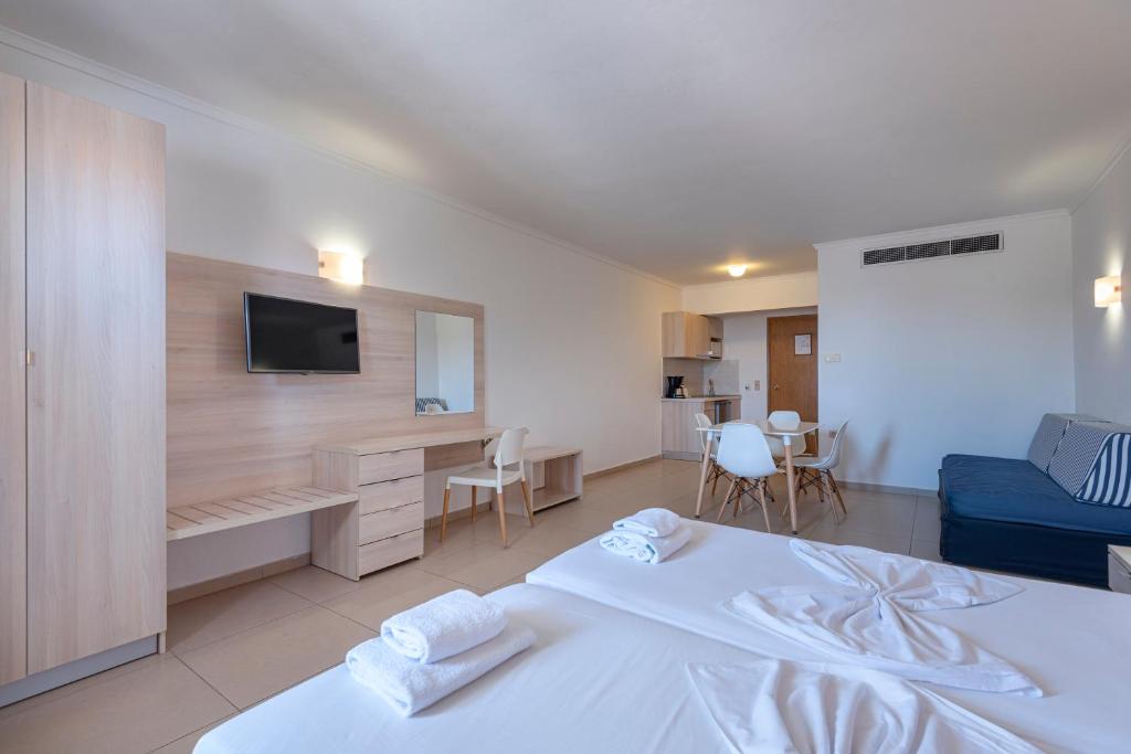 Postel nebo postele na pokoji v ubytování Aegean Blu Hotel & Apartments