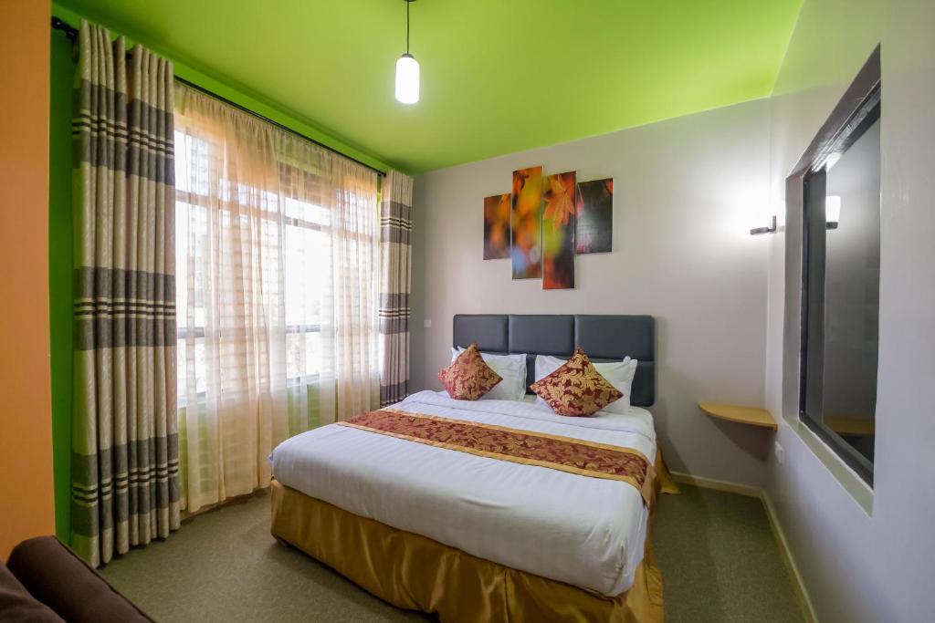 Postel nebo postele na pokoji v ubytování Maple Inn Hotel