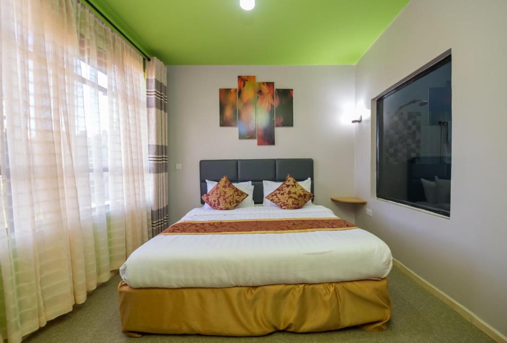 Postel nebo postele na pokoji v ubytování Maple Inn Hotel