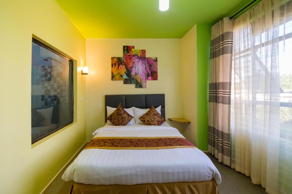 Postel nebo postele na pokoji v ubytování Maple Inn Hotel