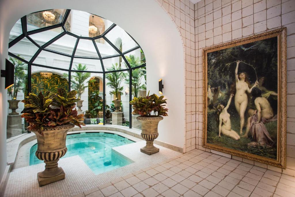 Bazén v ubytování Mystery Hotel Budapest, Preferred Hotels & Resorts nebo v jeho okolí