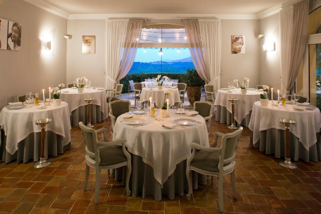 Restaurace v ubytování Bastide Saint Antoine - Relais & Châteaux