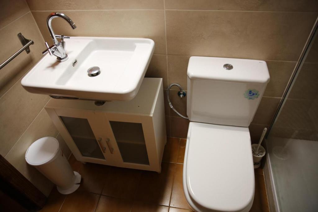 bagno con servizi igienici bianchi e lavandino di Isla Blanca II 3 ET 249 PL a Es Pujols