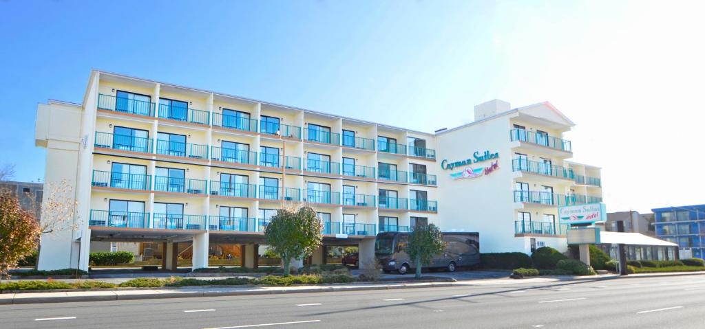 un hotel al lado de una carretera en Cayman Suites Hotel en Ocean City