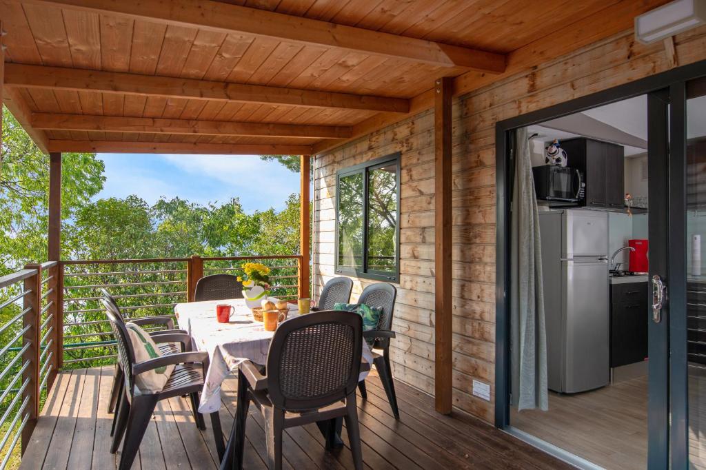 Een balkon of terras bij Fornella Camping & Wellness family resort