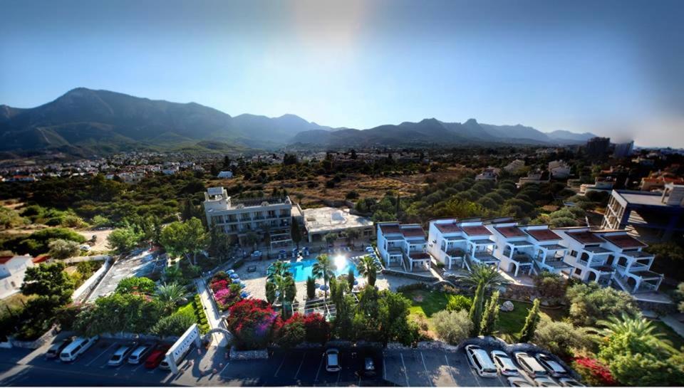 uma vista aérea de um resort com montanhas ao fundo em Altinkaya Holiday Resort em Kyrenia