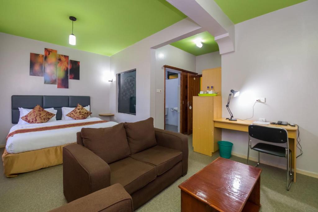 Postel nebo postele na pokoji v ubytování Maple Inn Hotel