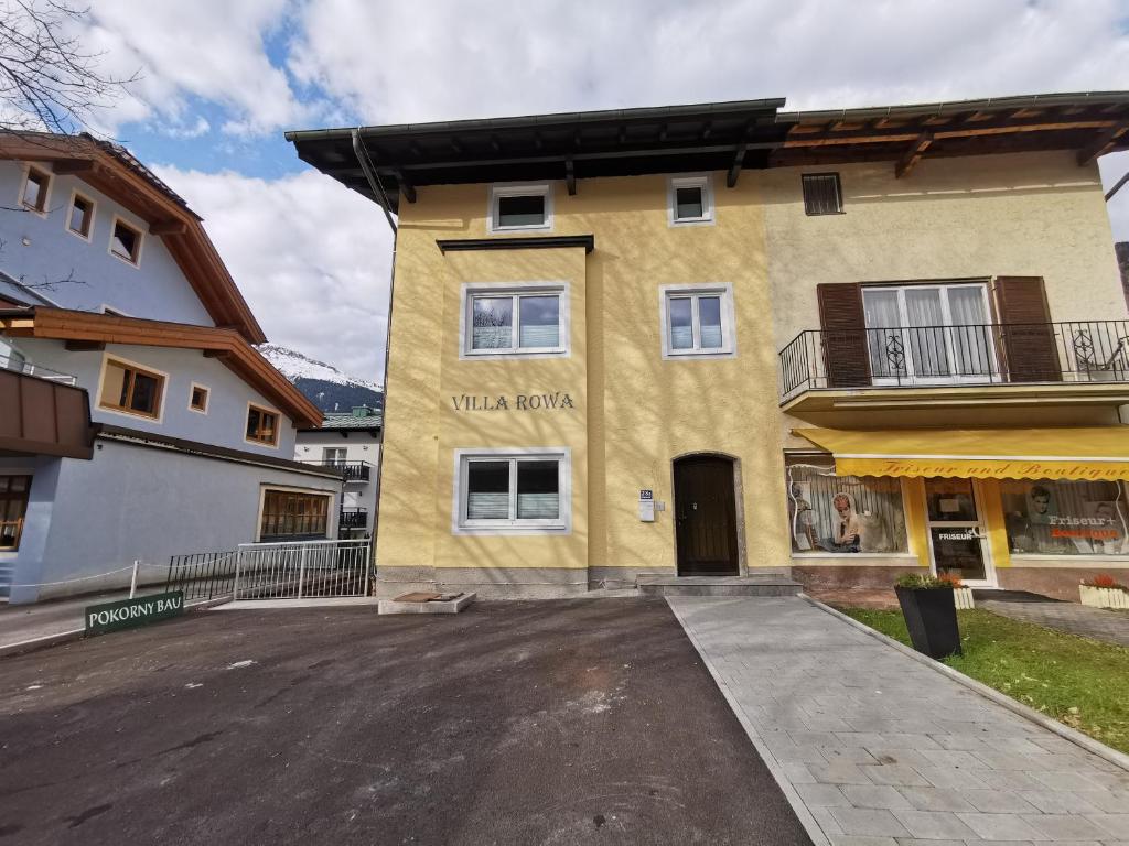 ein gelbes Gebäude mit einem Schild, das vida portal liest in der Unterkunft Villa ROWA in Bad Hofgastein