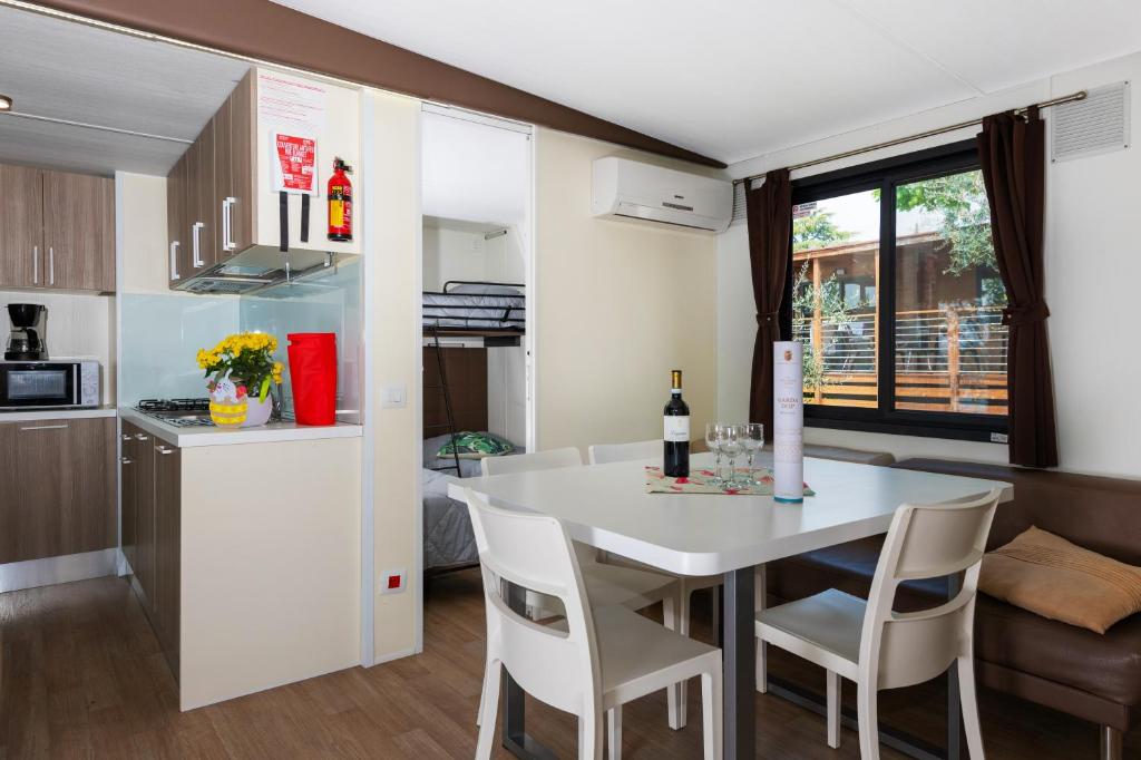 Een keuken of kitchenette bij Fornella Camping & Wellness family resort