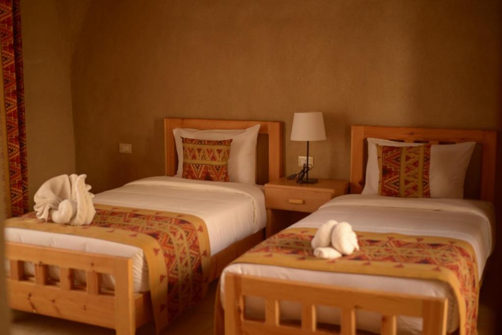 Postel nebo postele na pokoji v ubytování Embrace Hotel