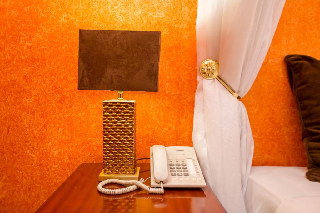 TV a/nebo společenská místnost v ubytování Marble Arch Hotel