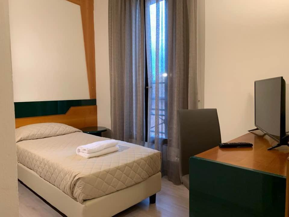 Postel nebo postele na pokoji v ubytování HOTEL DOZZA