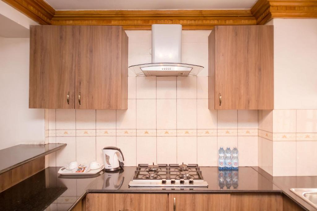 Kuchyň nebo kuchyňský kout v ubytování Marble Arch Hotel