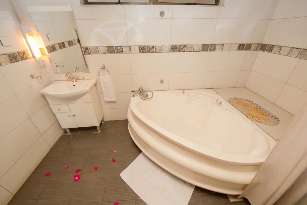 Koupelna v ubytování Marble Arch Hotel