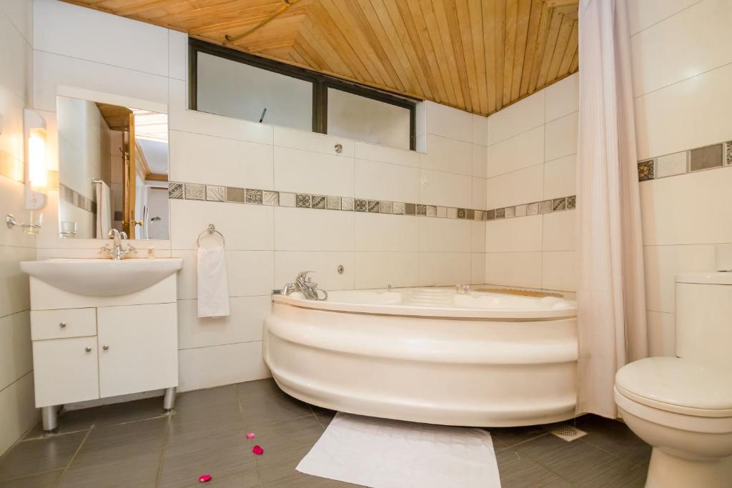 Koupelna v ubytování Marble Arch Hotel