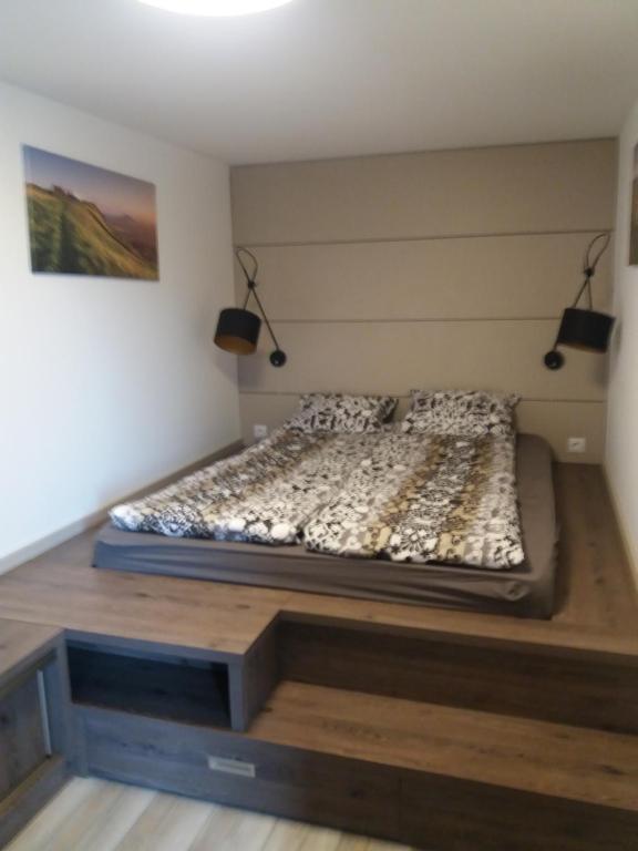 Łóżko lub łóżka w pokoju w obiekcie Villő Villa