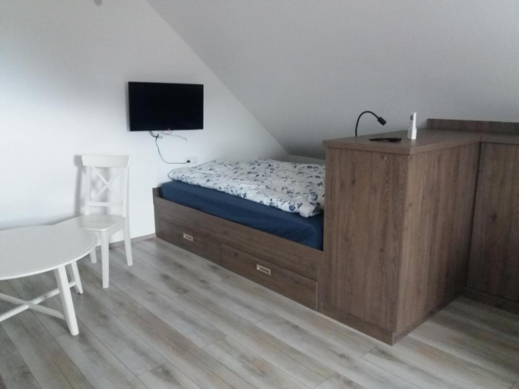 sypialnia z łóżkiem, biurkiem i telewizorem w obiekcie Villő Villa w mieście Badacsonytomaj
