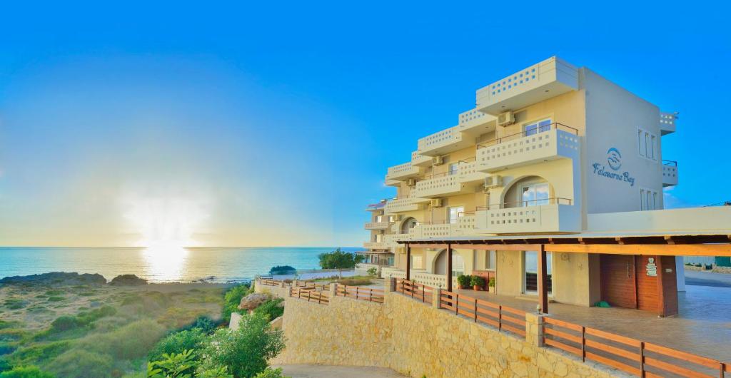 un edificio en la playa con el océano en el fondo en Falasarna Bay, en Falasarna