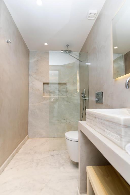 Koupelna v ubytování Lithos Luxury Suites