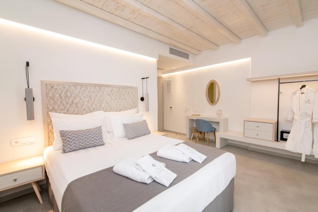 Postel nebo postele na pokoji v ubytování Lithos Luxury Suites