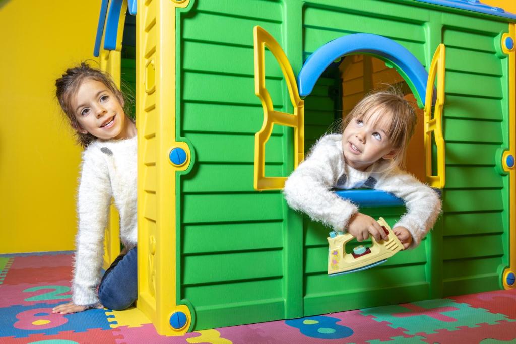 Děti v ubytování Apartaments Els Llacs