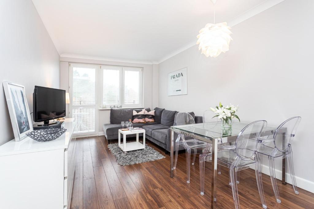 salon ze stołem i kanapą w obiekcie Apartament Forest - Parking - Praia Apartments Sopot Aquapark w mieście Sopot