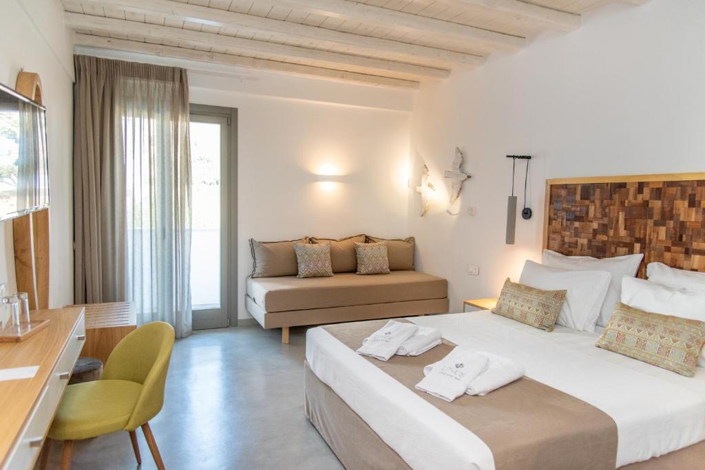 Postel nebo postele na pokoji v ubytování Lithos Luxury Suites