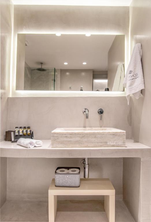 Koupelna v ubytování Lithos Luxury Suites