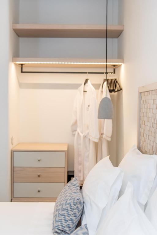 Postel nebo postele na pokoji v ubytování Lithos Luxury Suites