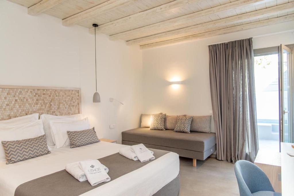 Postel nebo postele na pokoji v ubytování Lithos Luxury Suites