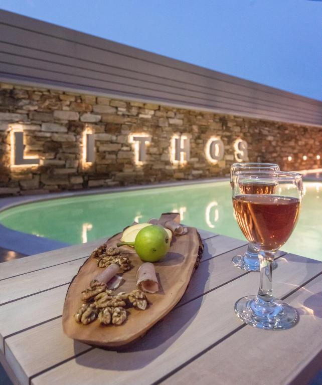 Nápoje v ubytování Lithos Luxury Suites