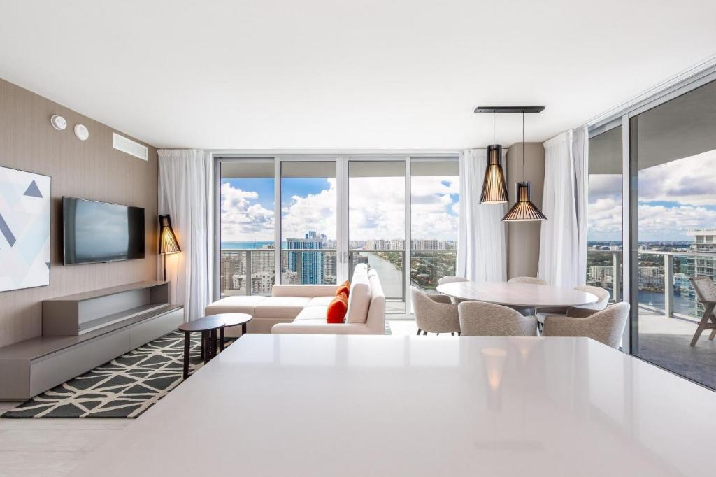 Imagen de la galería de Modern 3 bedroom at Hollywood Beach Resort 28th floor, en Hallandale Beach