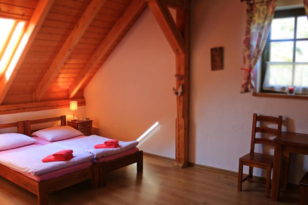 Posteľ alebo postele v izbe v ubytovaní Zagroda Lipowiec