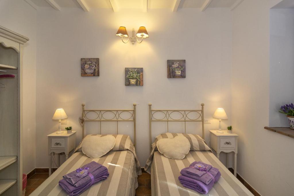 Postel nebo postele na pokoji v ubytování Casale Belvedere "Il Melograno"