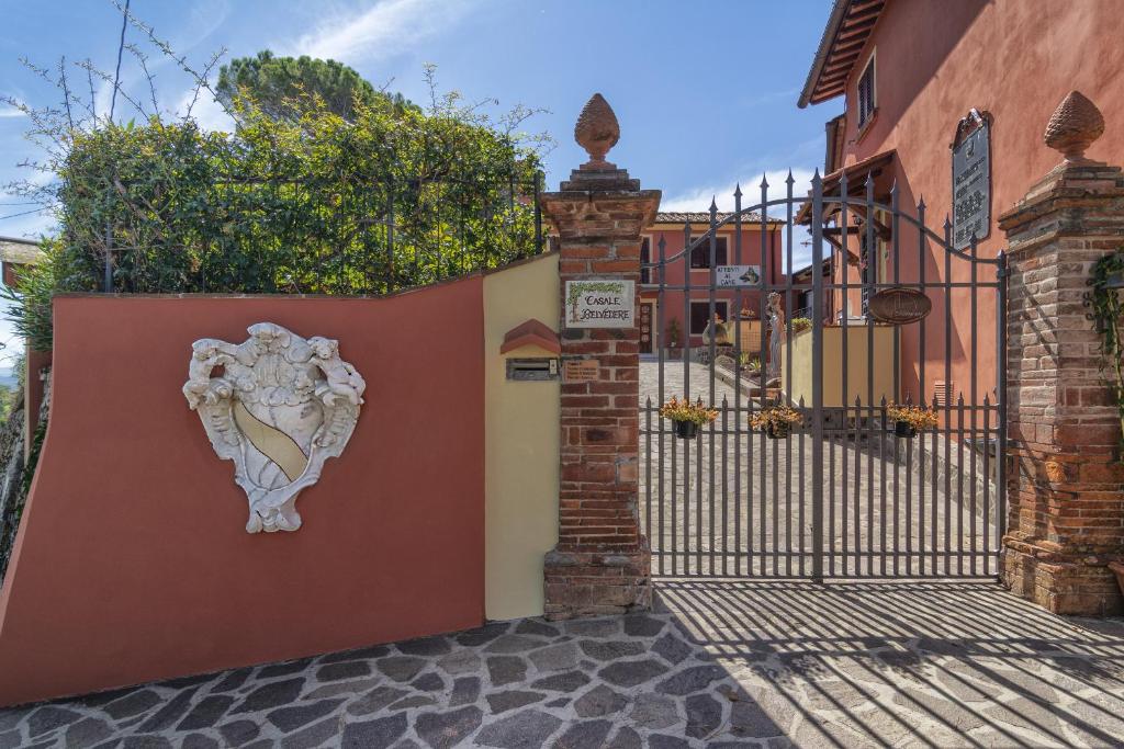 マッサローザにあるCasale Belvedere "Il Melograno"の心の像を載せた門