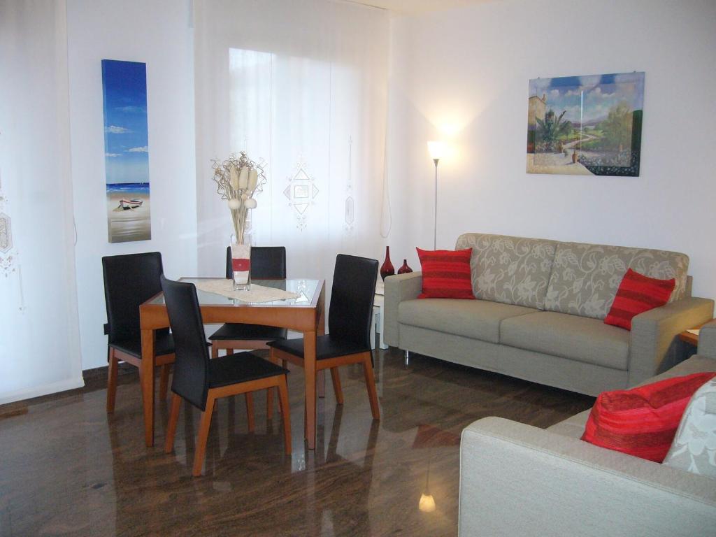 sala de estar con mesa y sofá en Aparthotel Feeling at Home, en Castenaso